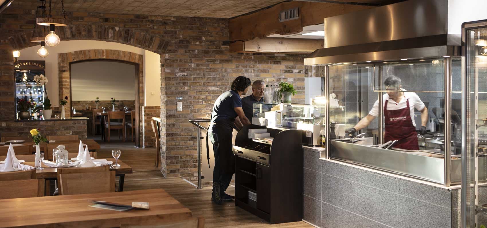 Einblick in den Gastraum und die offene Küche des Restaurant Antiocheia